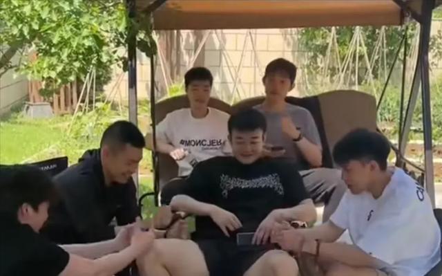 丛明晨被队友按摩
