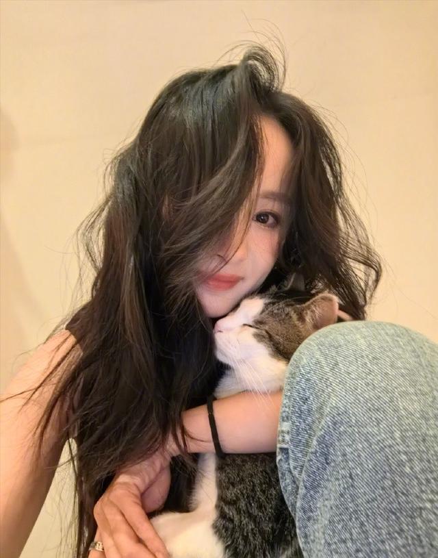 杨幂逗猫